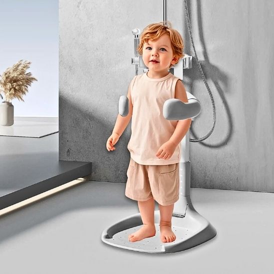Enfant alaise dans le support baignoire douche