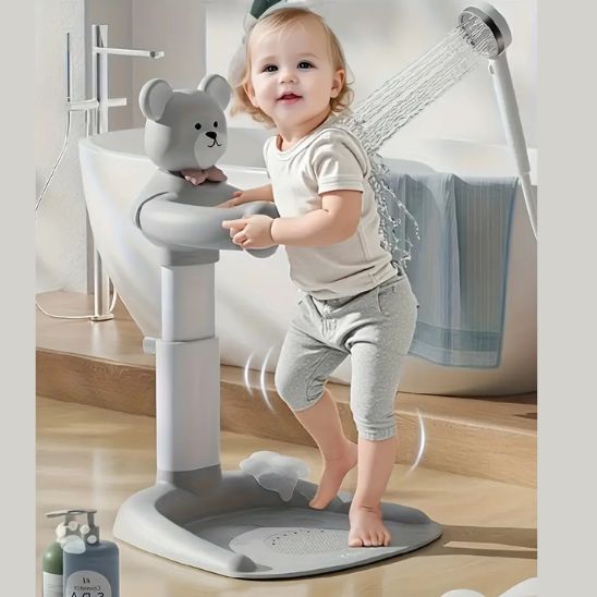 Bébé souriant dans sa baignoire bebe douche bien maintenu