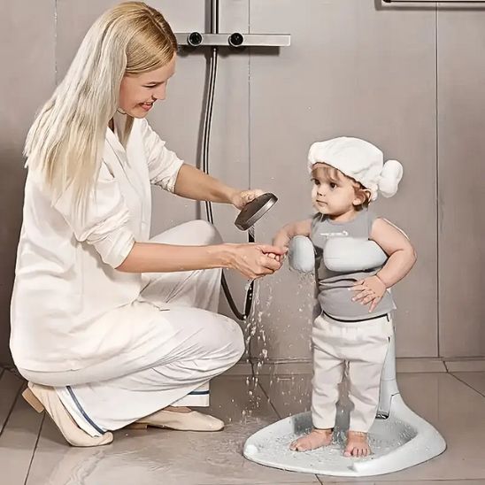 Maman lave son bébé dans sa baignoire douche