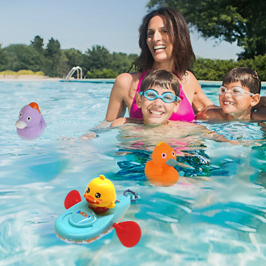 Enfants s’amusent dans la piscine avec son jouet de bain Capitaine Canard.