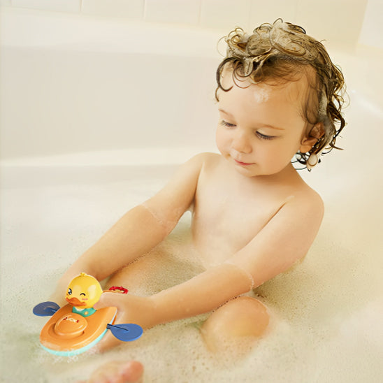Petit explorateur profite de son bain avec le jouet Capitaine Canard entre ses mains