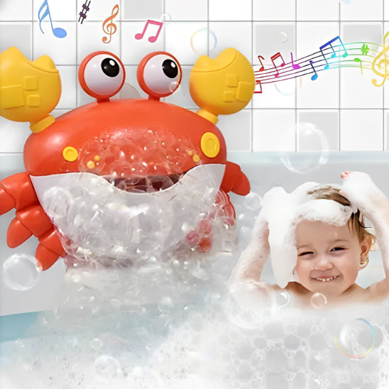 Un enfant se mousse les cheveux avec les bulles de savon qui se diffusent de jouet de bain crabe