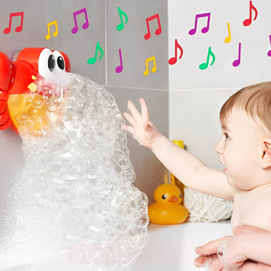 Un bébé tend sa petite main pour attraper la mousse de savon qui sortent de la bouche de crabe jouet de bain