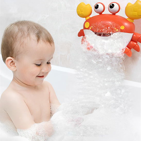 Un enfant joue avec la mousse de savon sortant de la bouche de crabe jouet de bain