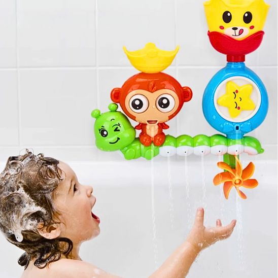 Un bébé jouet avec l'eau qui coule de son jouet de bain enfant