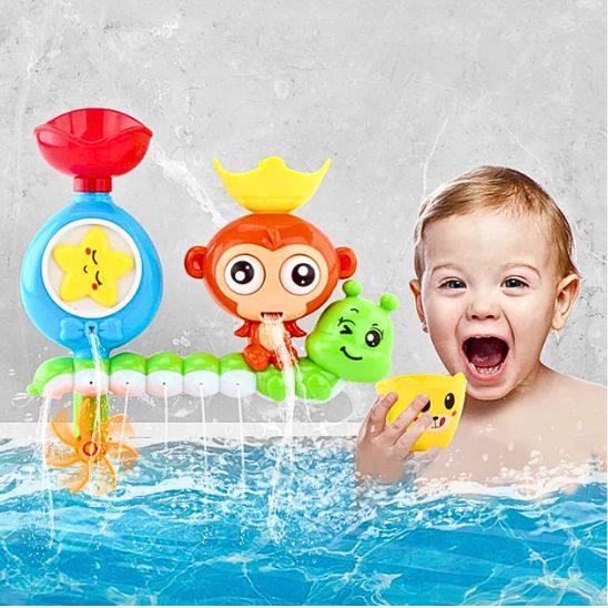 Un petit garçon heureux en jouant avec son jouet de bain