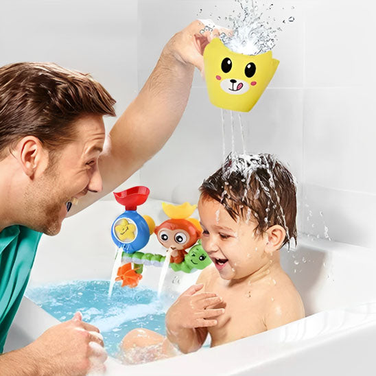 Un papa lave son petit enfant en jouant avec le jouet de bain ensemble très épanoui