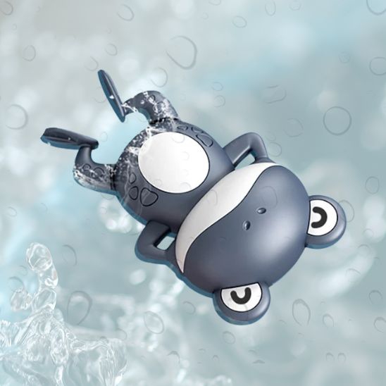 Jouet de bain enfant nage dans l'eau