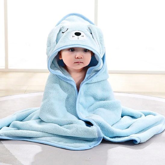 Bébé bien enveloppé dans sa cape de bain
