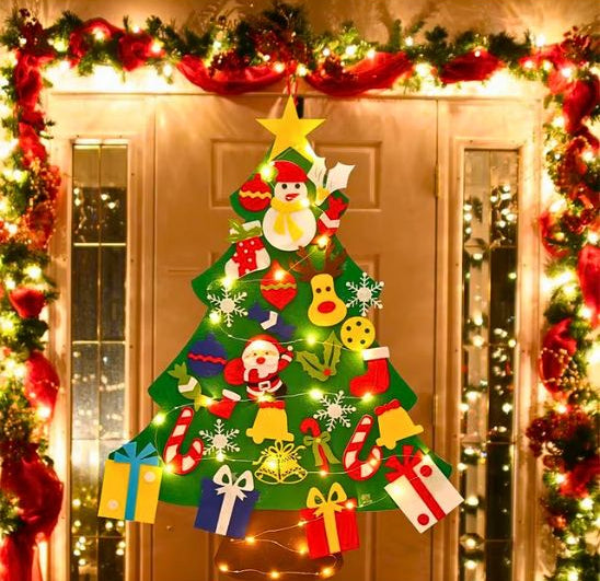 Sapin de Noël lumineux en feutre accroché sur la porte