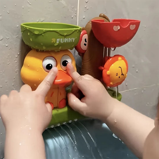 Bébé joue avec les yeux interactifs de canard de son jouet de bain enfant