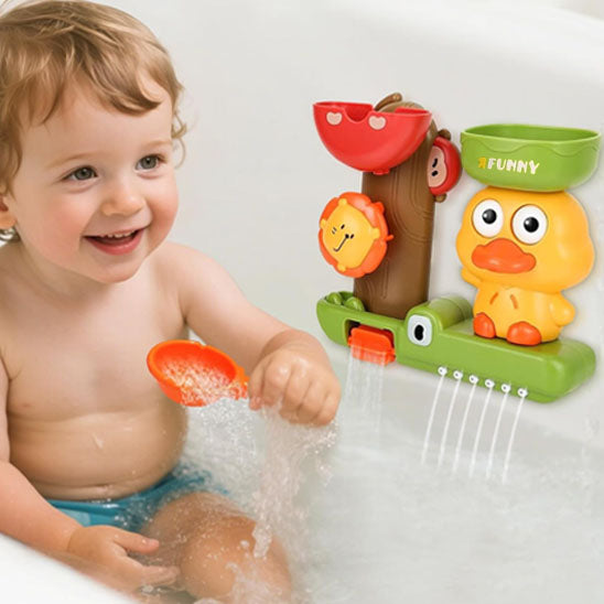 Enfant très content avec son jouet de bain