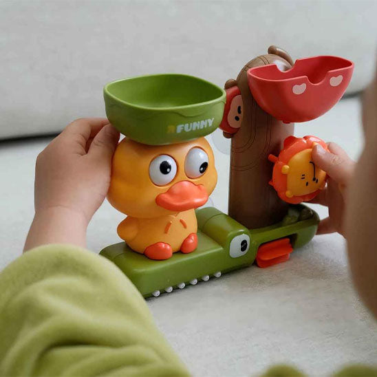 L'enfant intéressé et joue avec son jouet de bain même hors eau
