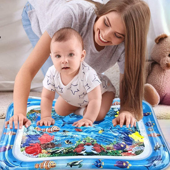 Bébé sur son tapis d'éveil et maman à côté