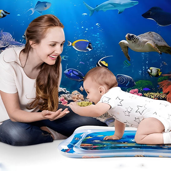 Maman joue avec son bébé sur son tapis d'éveil