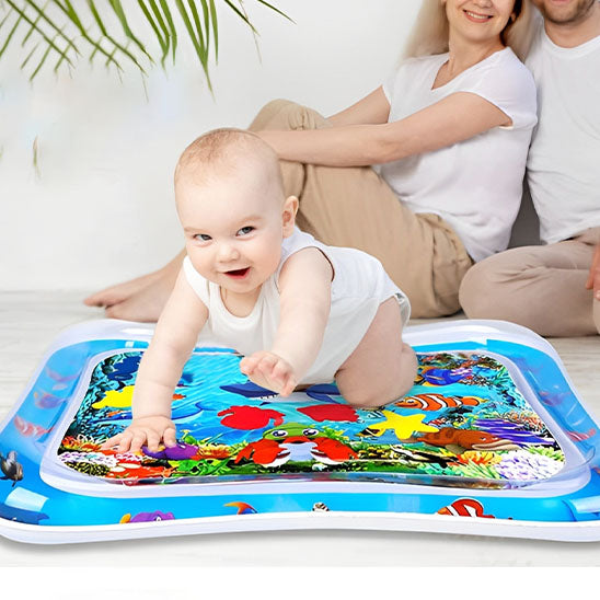 Des parents fièrent de leur petit sur son tapis d'éveil