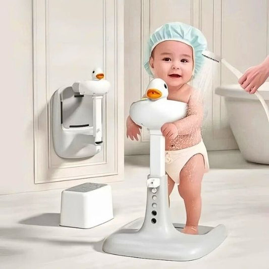 Bébé debout dans sa baignoire bebe douche rassurante