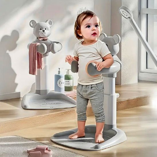 Bébé debout dans sa baignoire bebe douche ludique en toute confiance
