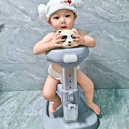 Un petit enfant assis bien installé dans sa baignoire bébé pour douche style PANDA
