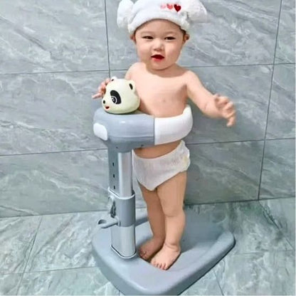 Un petit enfant assis bien installé debout en sécurité dans sa baignoire bébé pour douche style PANDA