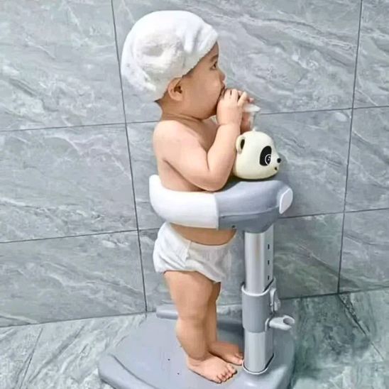 Un petit enfant debout rassuré dans sa baignoire bébé pour douche style PANDA