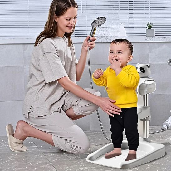 Maman va doucher son bébé content dans la baignoire bébé pour douche style PANDA