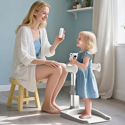 Maman mettre une crème hydravion à sa petite fille debout dans sa Baignoire bébé pour douche style PANDA