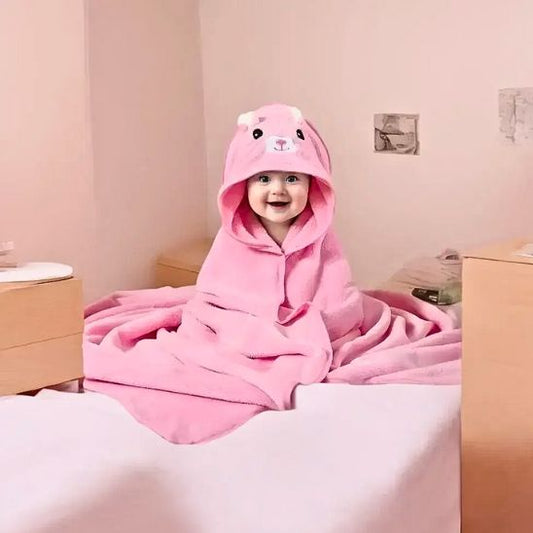 Bébé enveloppé dans sa cape de bain rose
