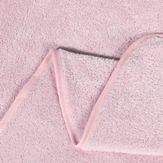 La texture de la cape de bain bébé