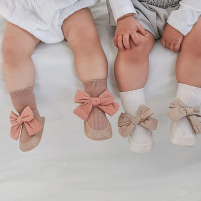 Deux bébés portent des chaussettes antidérapantes | Style coréen à nœud papillon de couleur marron et blanche