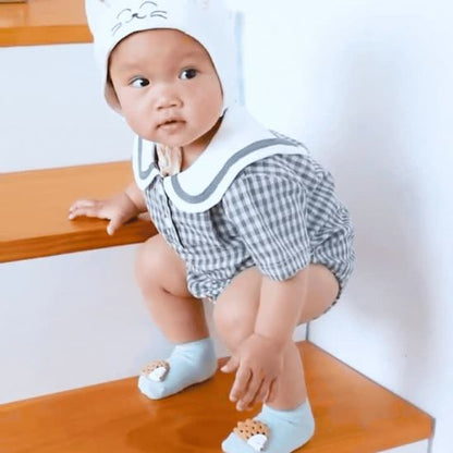bébé monte les escaliers avec confiance de chaussette antidérapante bébé ZooDoux™ pour premiers pas sécurisés