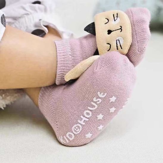 Détails des pastilles antidérapantes sous les chaussettes bébé ZooDoux™