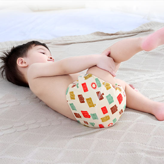 Enfant joue et alaise dans sa couche lavable