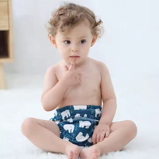 Bébé alaise en portant sa cuche lavable