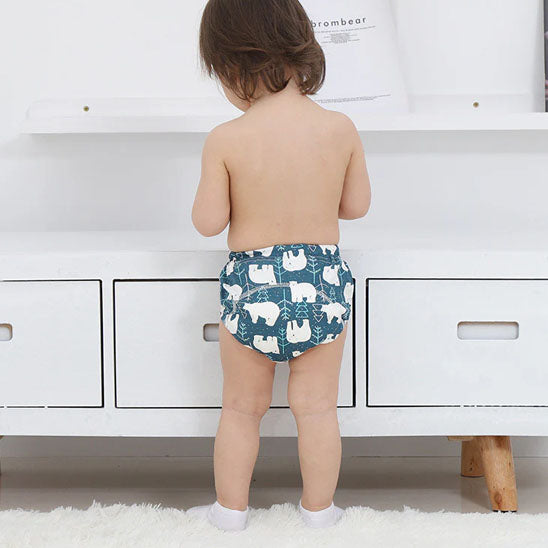 Bébé debout porte sa couche lavable