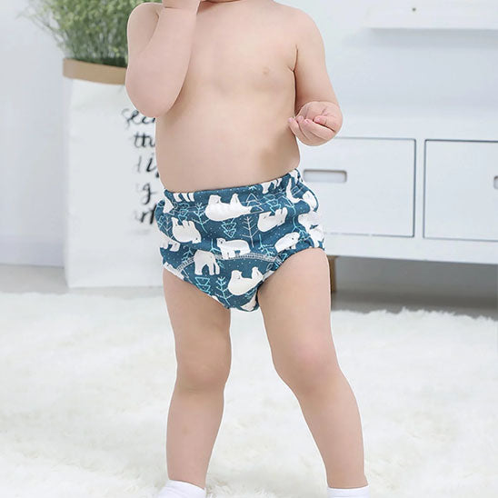 Enfant debout porte sa couche lavable