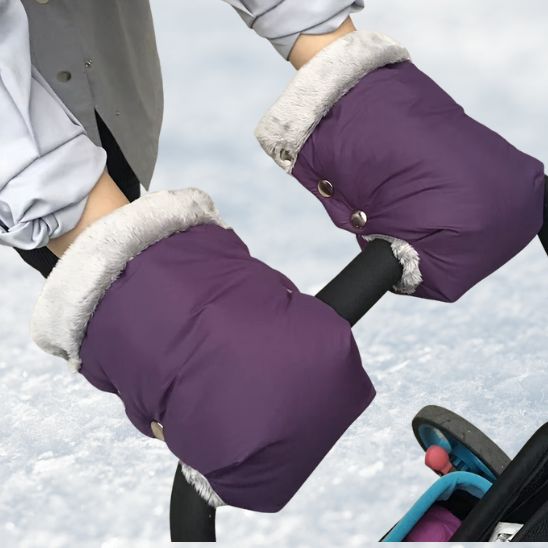 Papa met le pair de gant pour poussette : MainChaudine™, confortablement, se promène avec son bébé dans sa poussette en pleine neige