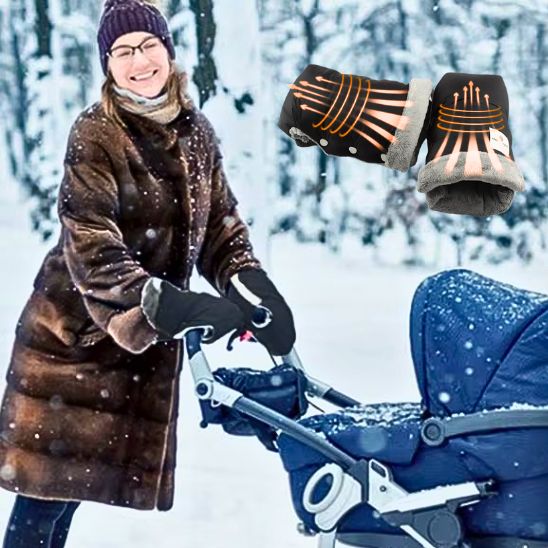 Maman met le pair de gant pour poussette : MainChaudine™, souriante, se promène avec son bébé dans sa poussette en pleine neige