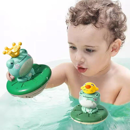 Enfant en plein bain tenant le jouet MagikGrenouille™ et explorant son univers imaginaire.