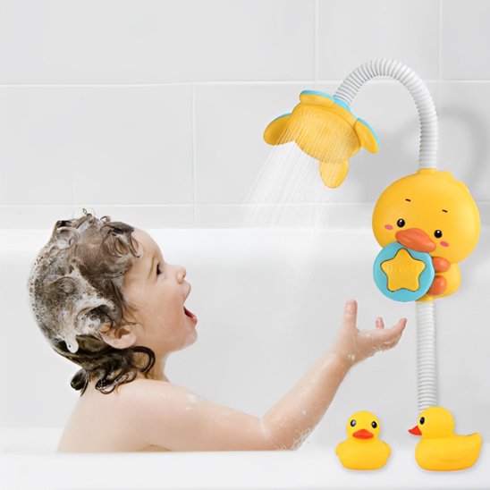 Bébé souriant pendant son bain en jouant avec la douchette caneton, jouet de bain éducatif