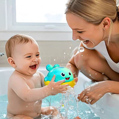 Bébé s'éclate de rire et tient son jouet de bain baleine sans la baignoire et maman très contente de le voir