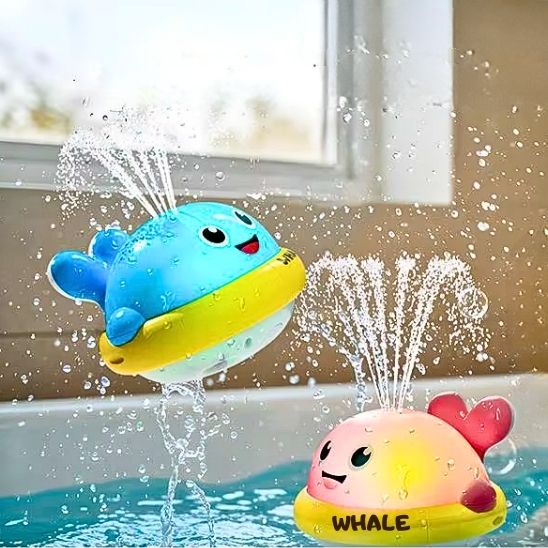 Deux jouets de bain baleines rose et bleu en pleine fonction avec des jets d'eau