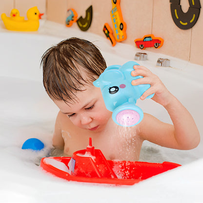 Enfant s’amuse dans son bain avec l’arrosoir éléphant, remplissant son petit bateau flottant.