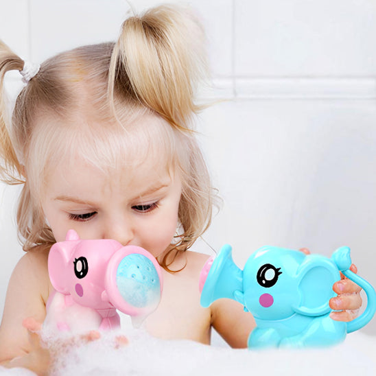 Fillette joue dans son bain avec deux arrosoirs éléphants, jouets de bain et s’invente des histoires.