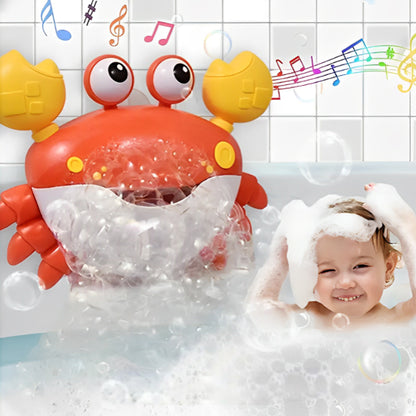 Un enfant se mousse les cheveux avec les bulles de savon qui se diffusent de jouet de bain crabe 