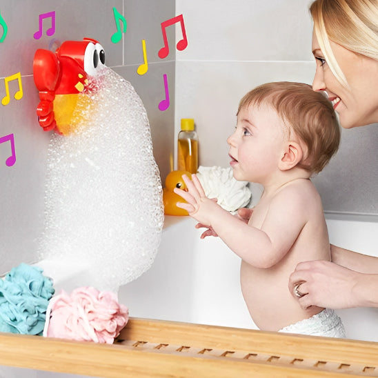 Maman tient son bébé dans la baignoire qui s'approche pour toucher la mousse de savon sortant de la bouche crabe jouet de bain