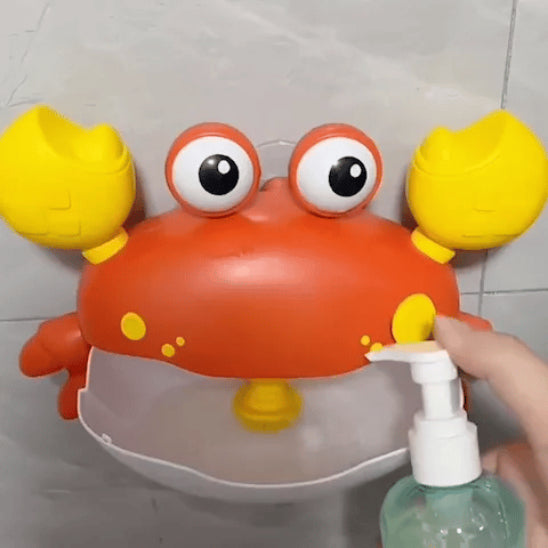 Une main met de gel douche dans la bouche crabe jouet de bain à bulle