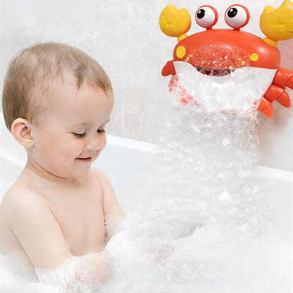 Un enfant joue avec la mousse de savon sortant de la bouche de crabe jouet de bain