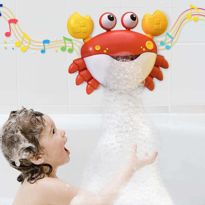 Un enfant tend sa main pour jouer avec les bulles qui sortent de la bouche de son jouet de bain crabe