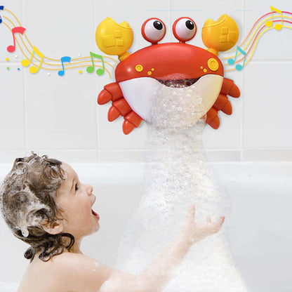 Un enfant tend sa main pour jouer avec les bulles qui sortent de la bouche de son jouet de bain crabe